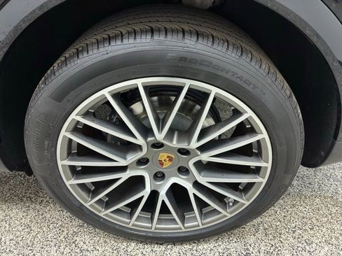 Used 2022 Porsche Cayenne Platinum Edition image 14