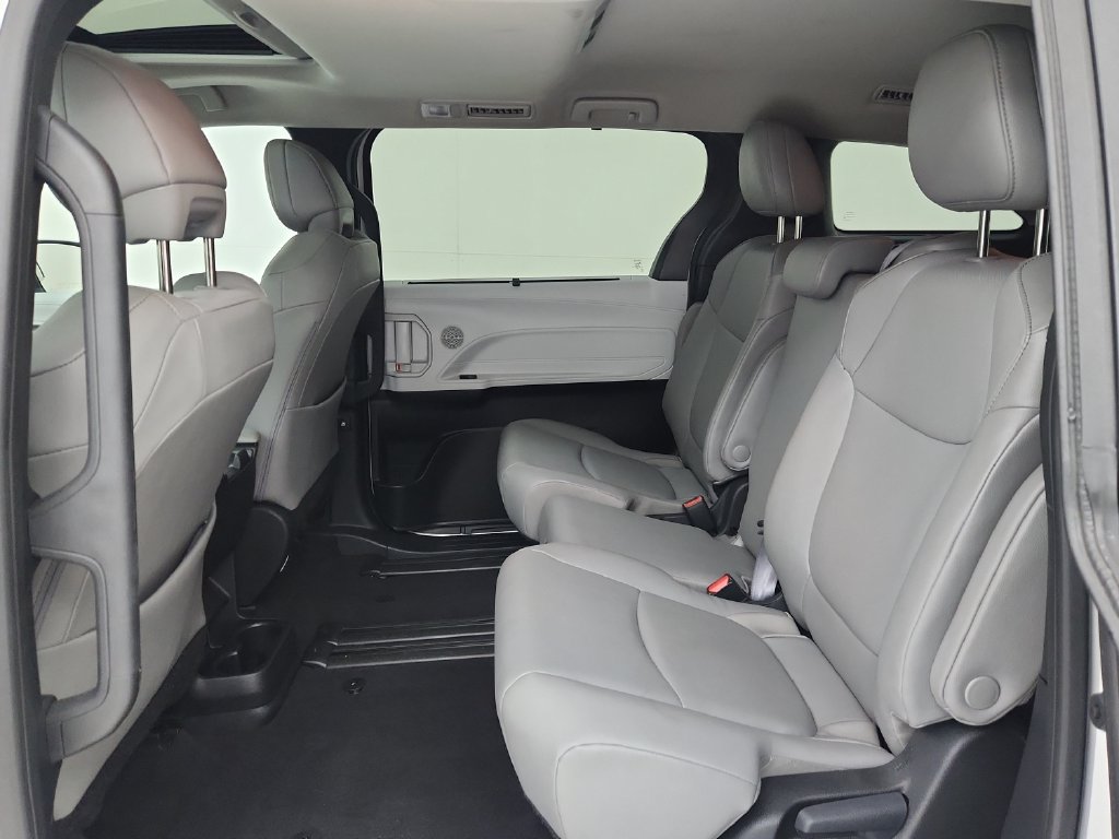 Used 2025 Toyota Sienna XLE FWD image 34