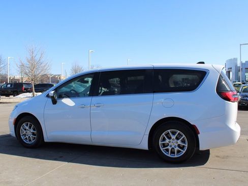 Used 2023 Chrysler Pacifica Touring-L image 4