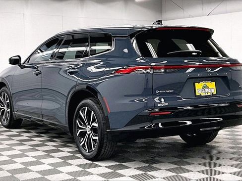 Used 2025 Toyota Crown Signia XLE image 2