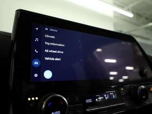 Certified 2023 Toyota Highlander XLE image 17