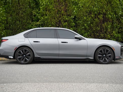 Used 2023 BMW i7 xDrive60 w/ Parking Assistance Package AWD/4WD image 9