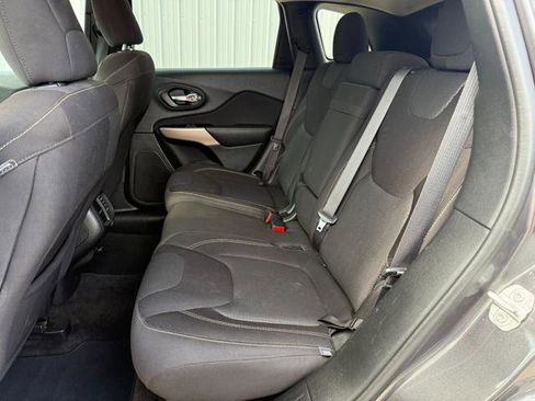 Used 2017 Jeep Cherokee Latitude AWD/4WD image 13