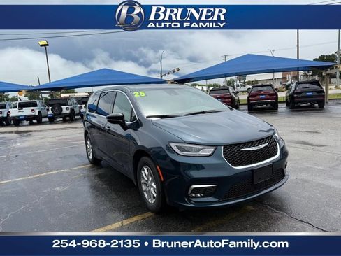 New 2025 Chrysler Pacifica Select image 3