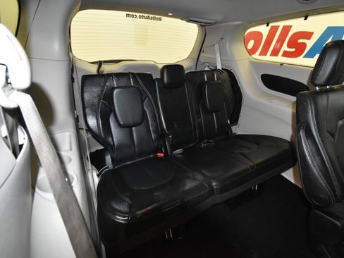 Used 2023 Chrysler Pacifica Touring-L image 16