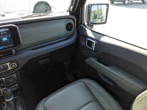 Used 2024 Jeep Gladiator Mojave w/ Technology Group image 18