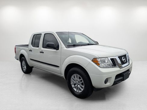 Used 2019 Nissan Frontier SV image 3