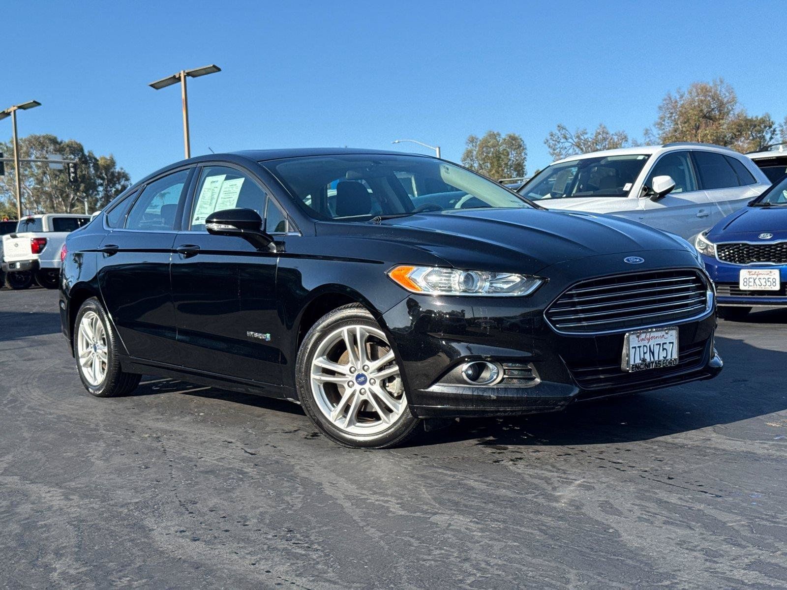 Used 2016 Ford Fusion SE FWD image 2