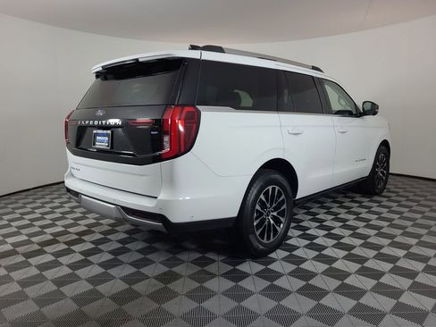 Used 2025 Ford Expedition Platinum image 3