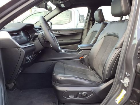 Used 2025 Jeep Grand Cherokee Altitude image 12