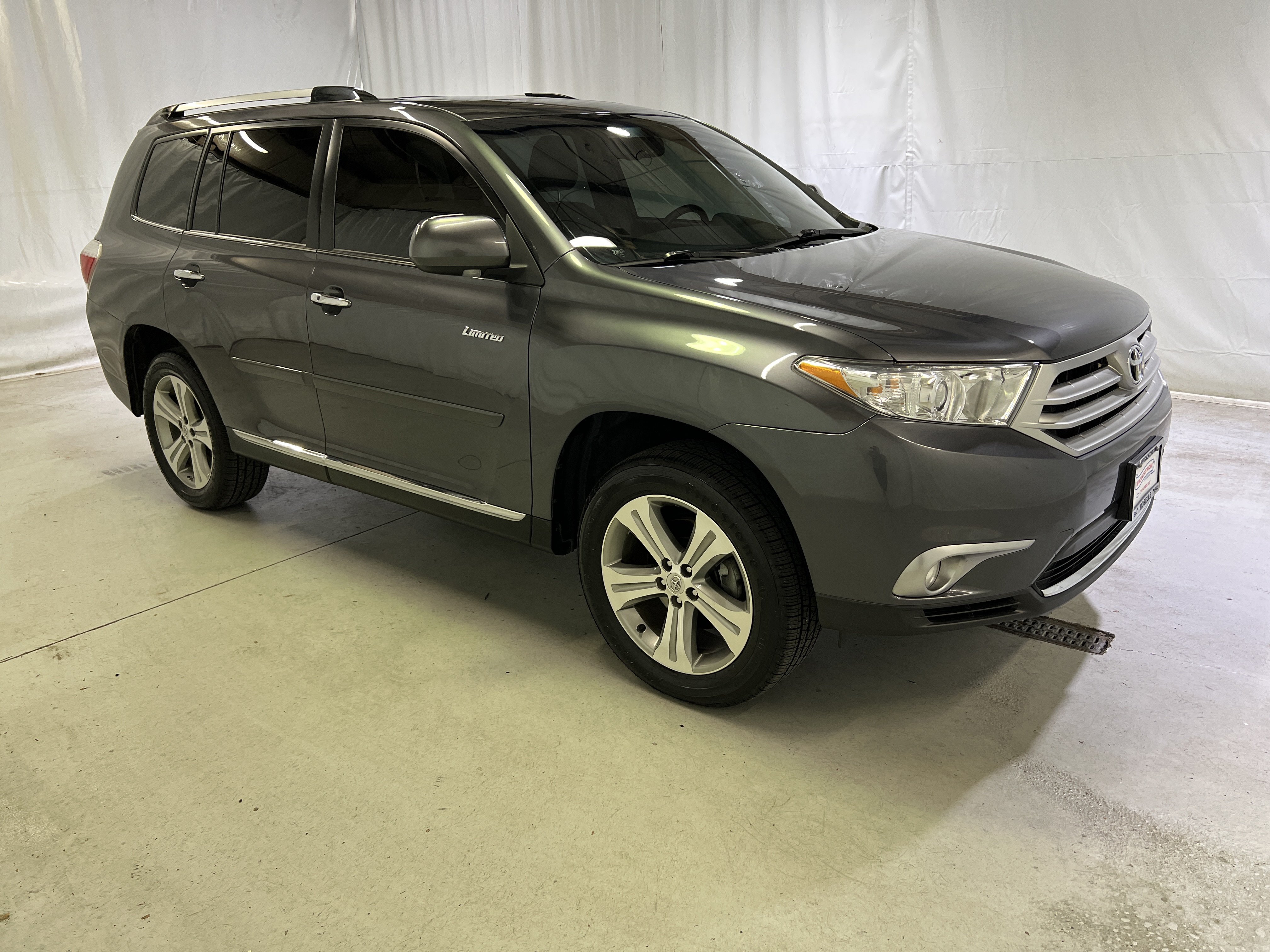 Used 2011 Toyota Highlander Limited w/ Tow Pkg FWD image 2