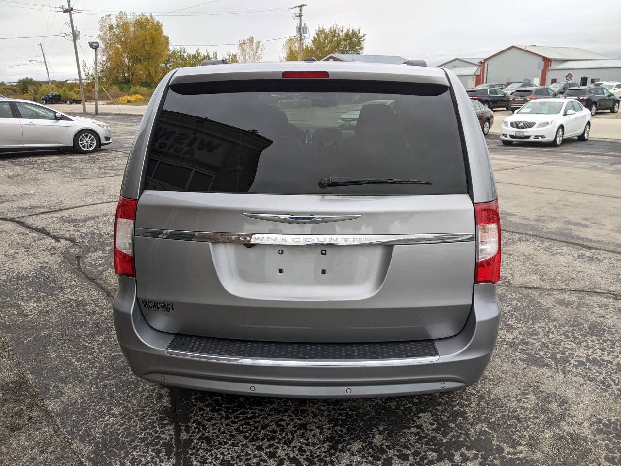 Used 2013 Chrysler Town & Country Touring-L w/ Entertainment Group #2 FWD image 4