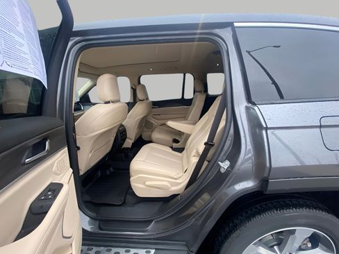 Used 2023 Jeep Grand Cherokee L Limited w/ Luxury Tech Group II AWD/4WD image 18