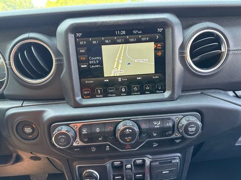 Used 2019 Jeep Wrangler Unlimited Sahara AWD/4WD image 11