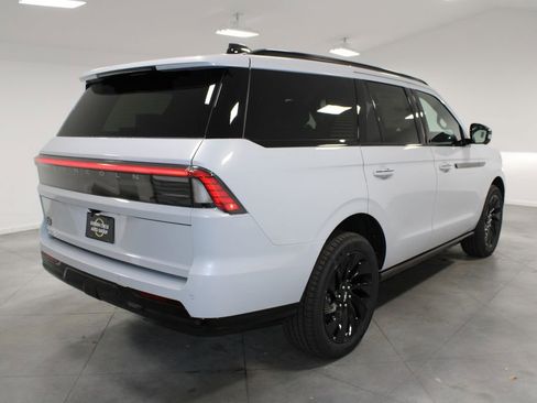New 2025 Lincoln Navigator Reserve w/ Jet Appearance Package AWD/4WD image 8