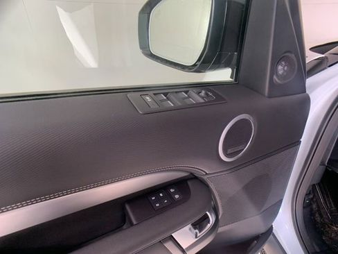 Used 2025 Land Rover Discovery Dynamic SE image 11