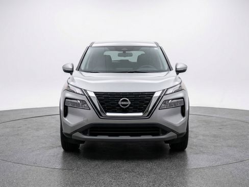 Used 2025 Nissan Rogue SV image 2