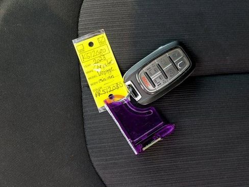 Used 2023 Chrysler Voyager LX image 57