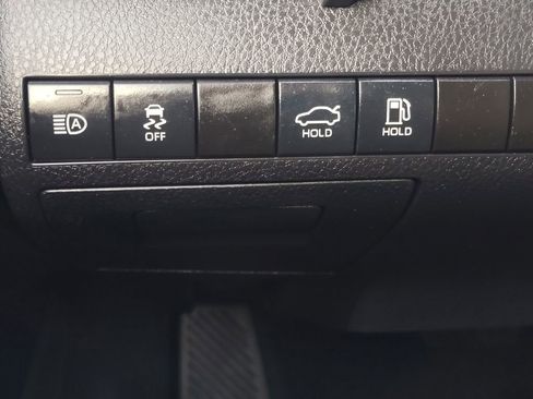 Used 2020 Toyota Camry SE image 11