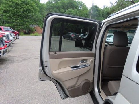 Used 2008 Jeep Liberty Limited w/ Premium Sound Group AWD/4WD image 12