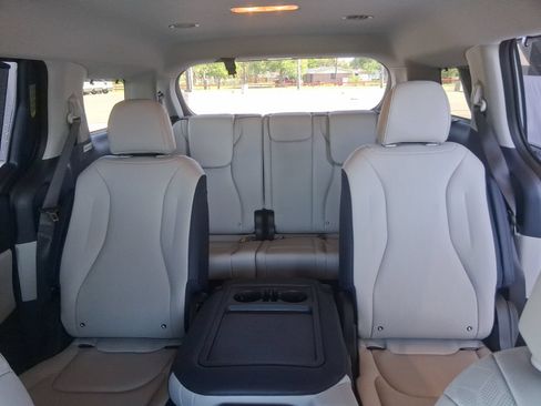 New 2026 Kia Carnival EX FWD image 22