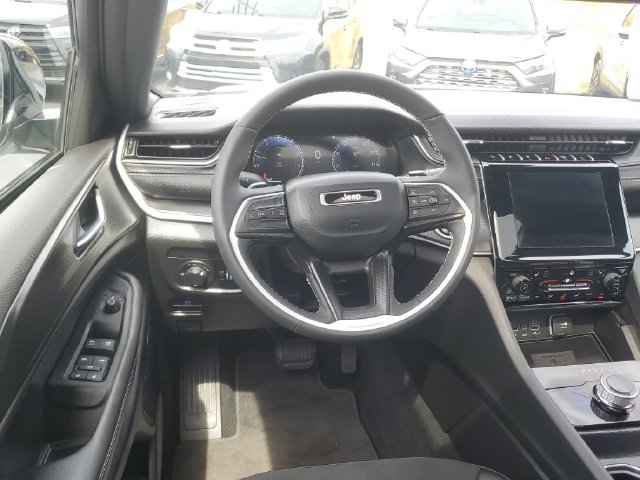 Used 2025 Jeep Grand Cherokee L Altitude AWD/4WD image 11