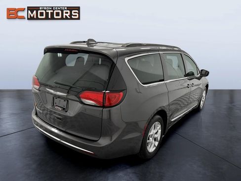 Used 2017 Chrysler Pacifica Touring-L w/ Tire & Wheel Group FWD image 6
