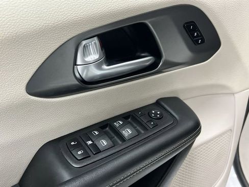 Used 2024 Chrysler Pacifica Touring-L image 22