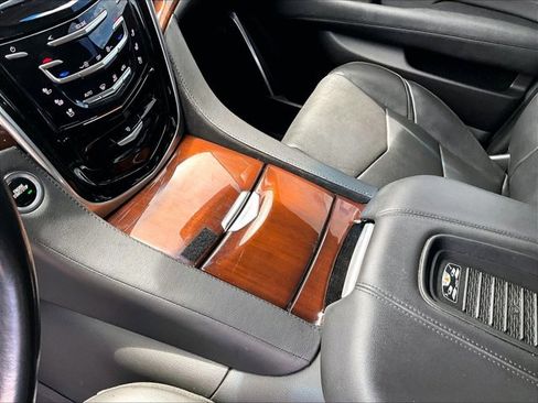Used 2020 Cadillac Escalade ESV Luxury RWD image 15