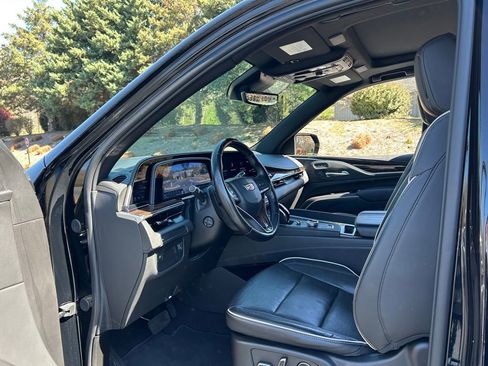 Used 2024 Cadillac Escalade ESV Premium Luxury image 40