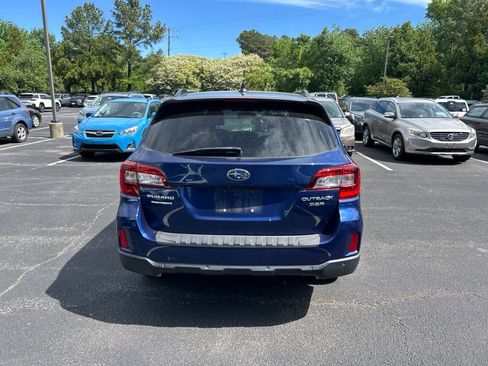 Used 2017 Subaru Outback 3.6R Touring AWD/4WD image 5
