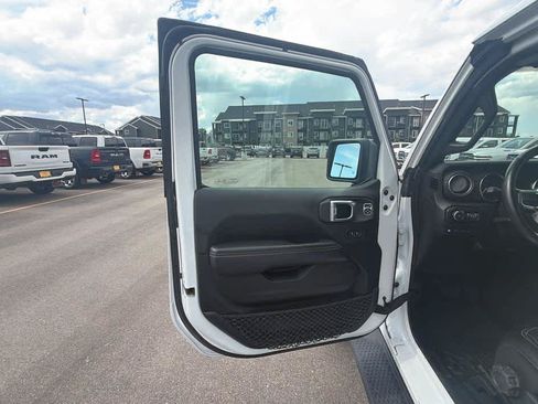 Used 2021 Jeep Wrangler Unlimited Sahara w/ Cold Weather Group AWD/4WD image 10