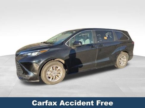 Used 2025 Toyota Sienna LE image 3