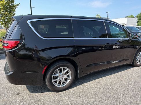 Used 2025 Chrysler Pacifica Select FWD image 8