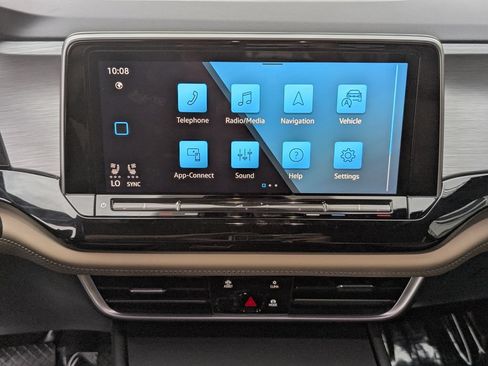 Certified 2025 Volkswagen Atlas Cross Sport SE FWD image 21