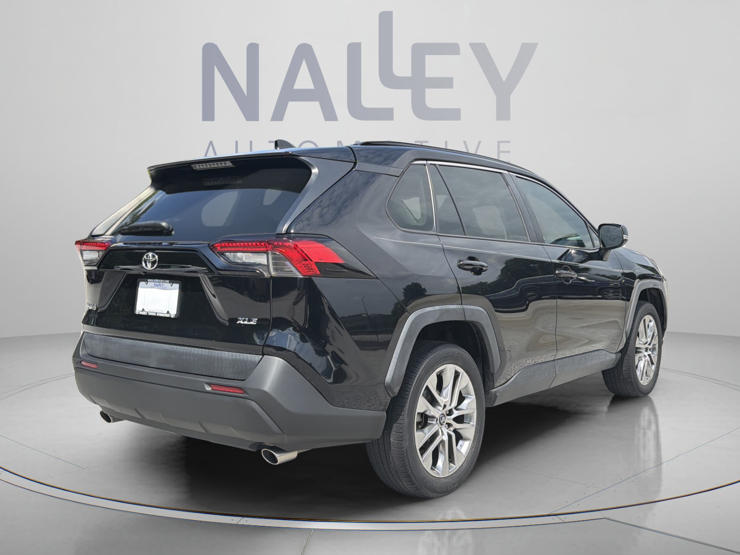 Used 2019 Toyota RAV4 XLE Premium w/ Cold Weather Package FWD image 3