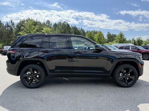 New 2025 Jeep Grand Cherokee Limited w/ Black Appearance Package image 4