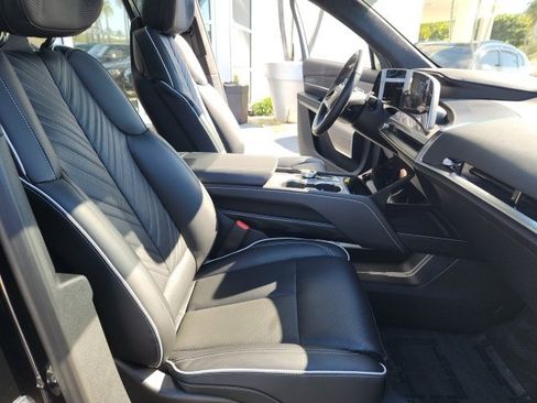 Used 2026 Cadillac Vistiq Platinum image 23