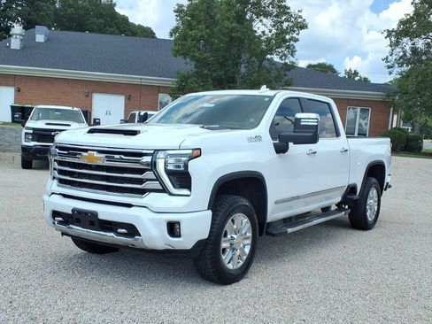 Used 2024 Chevrolet Silverado 2500 High Country w/ Technology Package AWD/4WD image 3