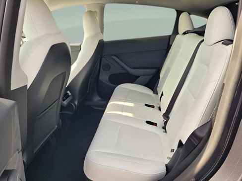 Used 2024 Tesla Model Y Long Range image 14