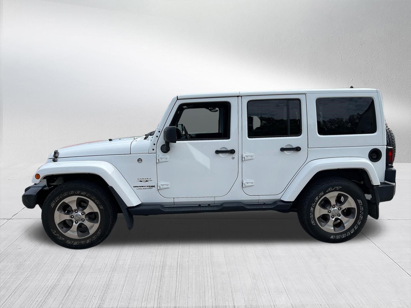 Used 2018 Jeep Wrangler Unlimited Sahara AWD/4WD image 9
