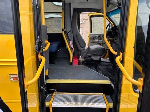 Used 2015 Chevrolet Express 3500 image 15