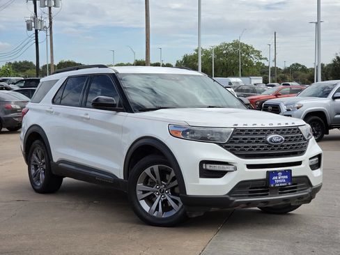 Used 2022 Ford Explorer XLT w/ Equipment Group 202A RWD image 2