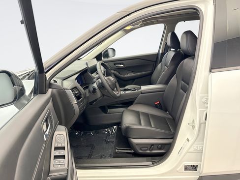 Used 2025 Nissan Rogue SL w/ Tech Package image 10