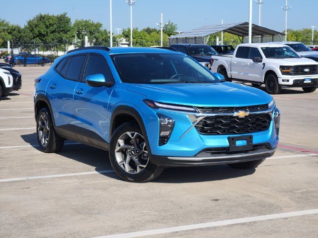 Used 2026 Chevrolet Trax LT w/ LT Convenience Package FWD image 2