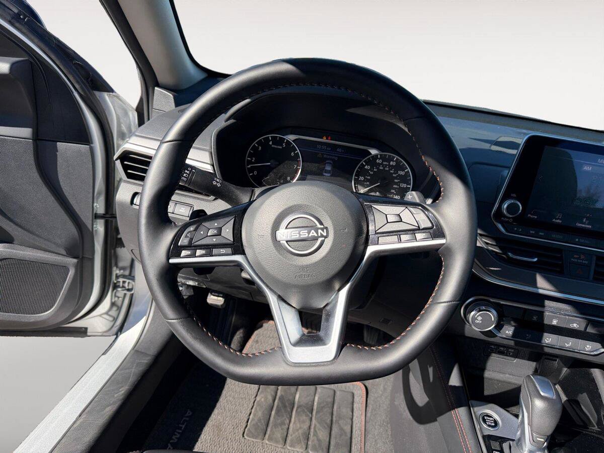Used 2025 Nissan Altima 2.5 SR FWD image 12