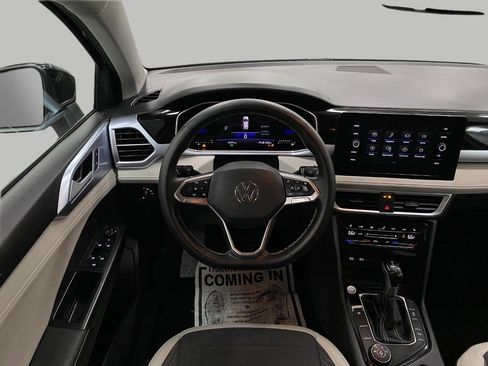 Used 2025 Volkswagen Taos SE image 13