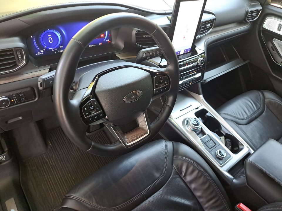 Used 2023 Ford Explorer Platinum w/ Technology Package AWD/4WD image 12