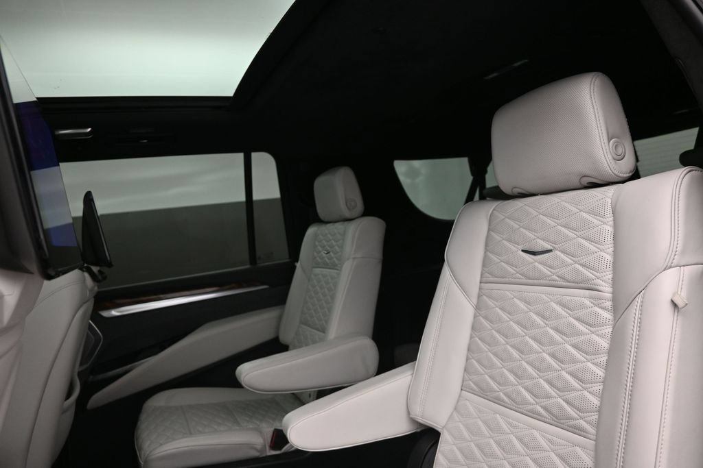 Certified 2025 Cadillac Escalade ESV Sport Platinum w/ LPO, Floor Liner Package AWD/4WD image 30