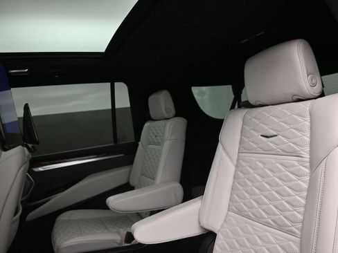 Used 2025 Cadillac Escalade ESV Sport Platinum w/ LPO, Floor Liner Package AWD/4WD image 30